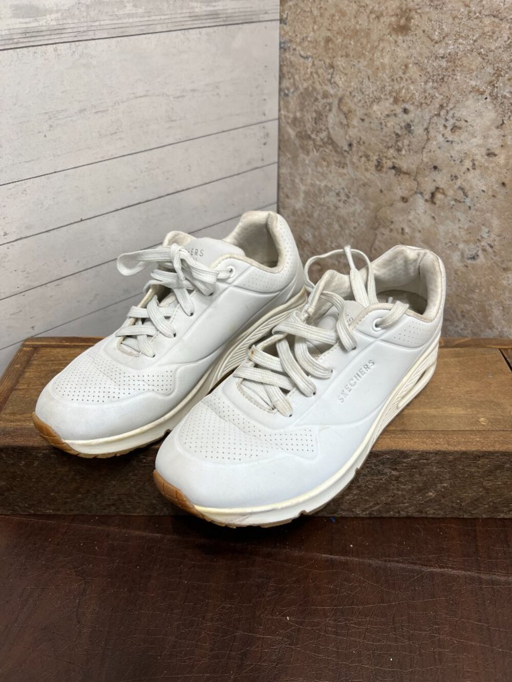 Women’s Skechers White Memory Foam Sneakers Size 8.5